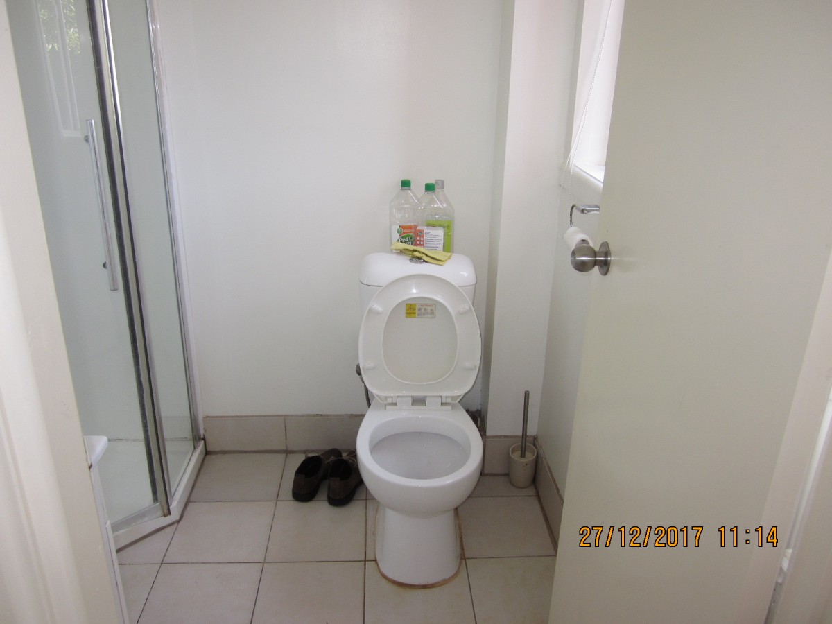 Room 4 bathroom toilet.5 JPG.JPG
