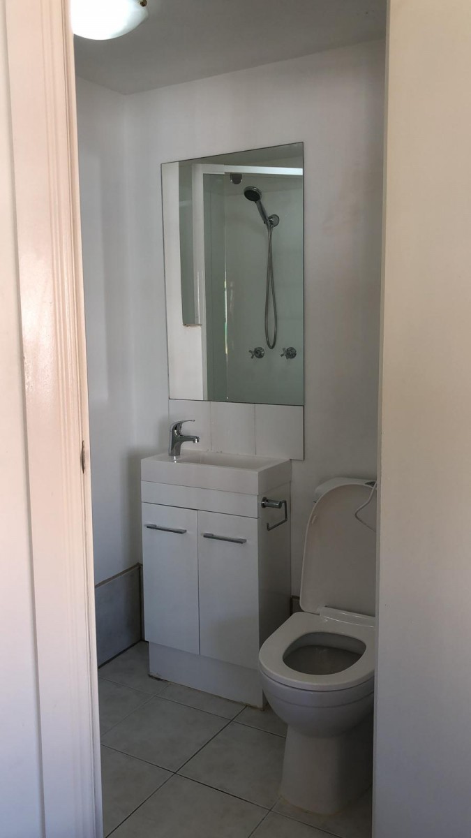 small bathroom.jpg